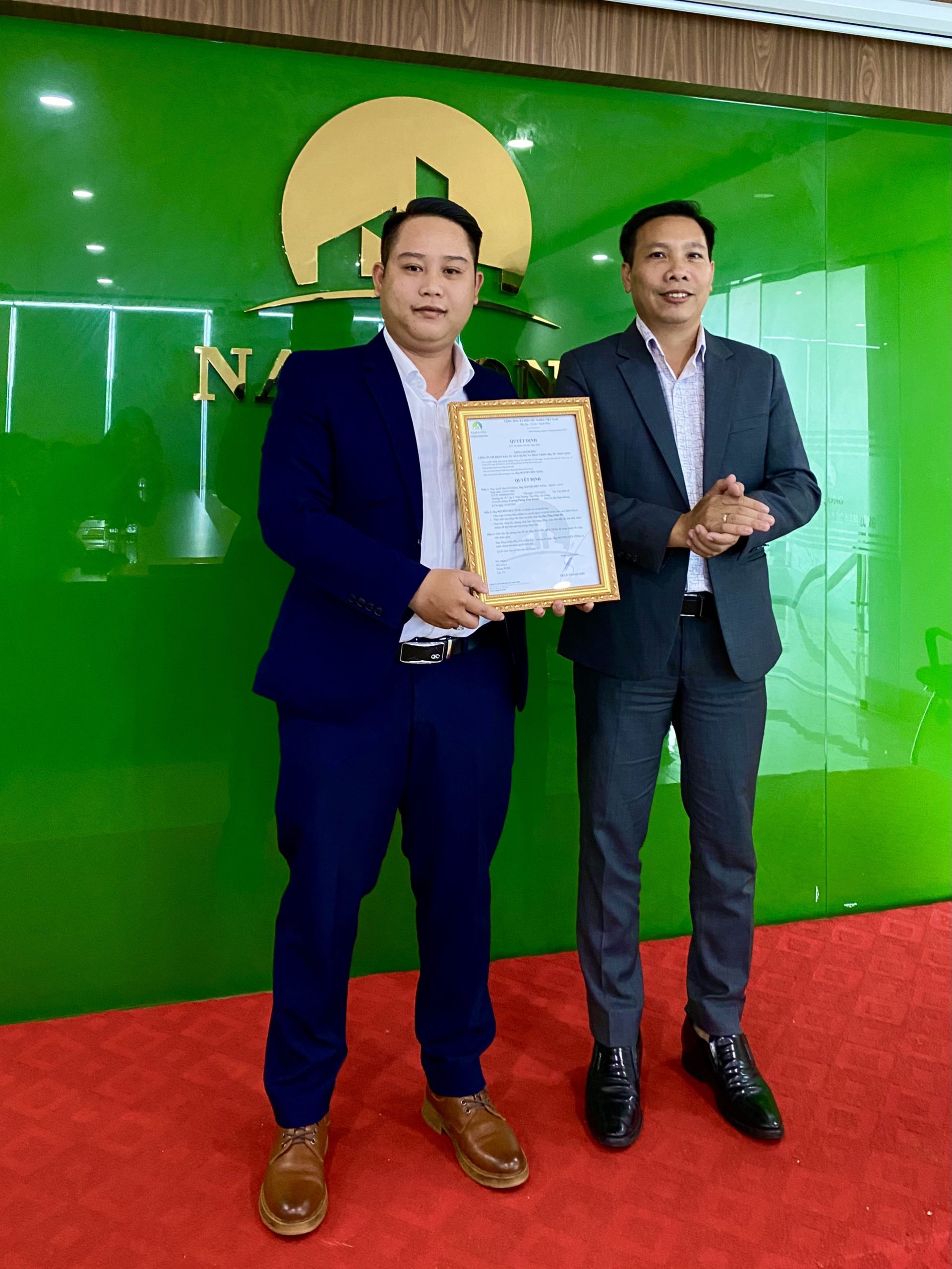 Ông Nguyễn Hữu Tùng - Quyền trưởng phòng kinh doanh Sàn Bình Dương được Tổng giám đốc Trần Thanh Sơn trao quyết định bổ nhiệm Trưởng Phòng Kinh Doanh