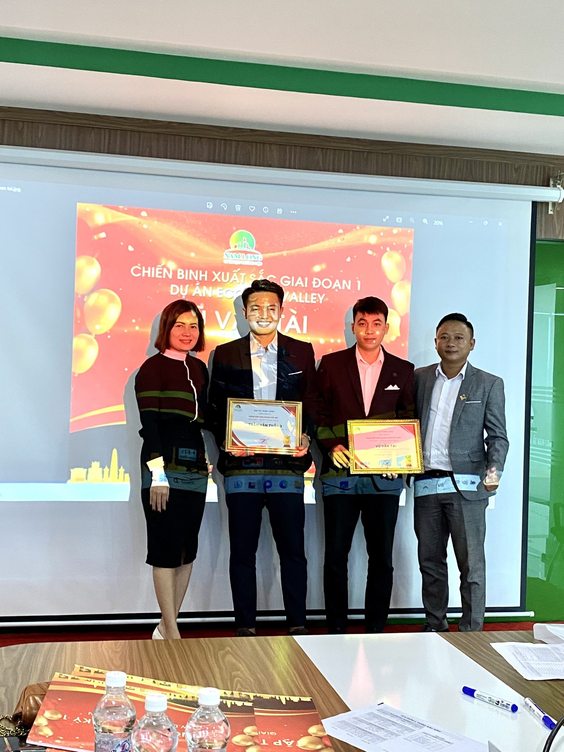 Bà Lê Thị Linh Giám đốc kinh doanh đại diện Ban Lãnh đạo vinh danh 2 cá nhân xuất sắc nhất trong giai đoạn 1 dự án Ecolake Valey