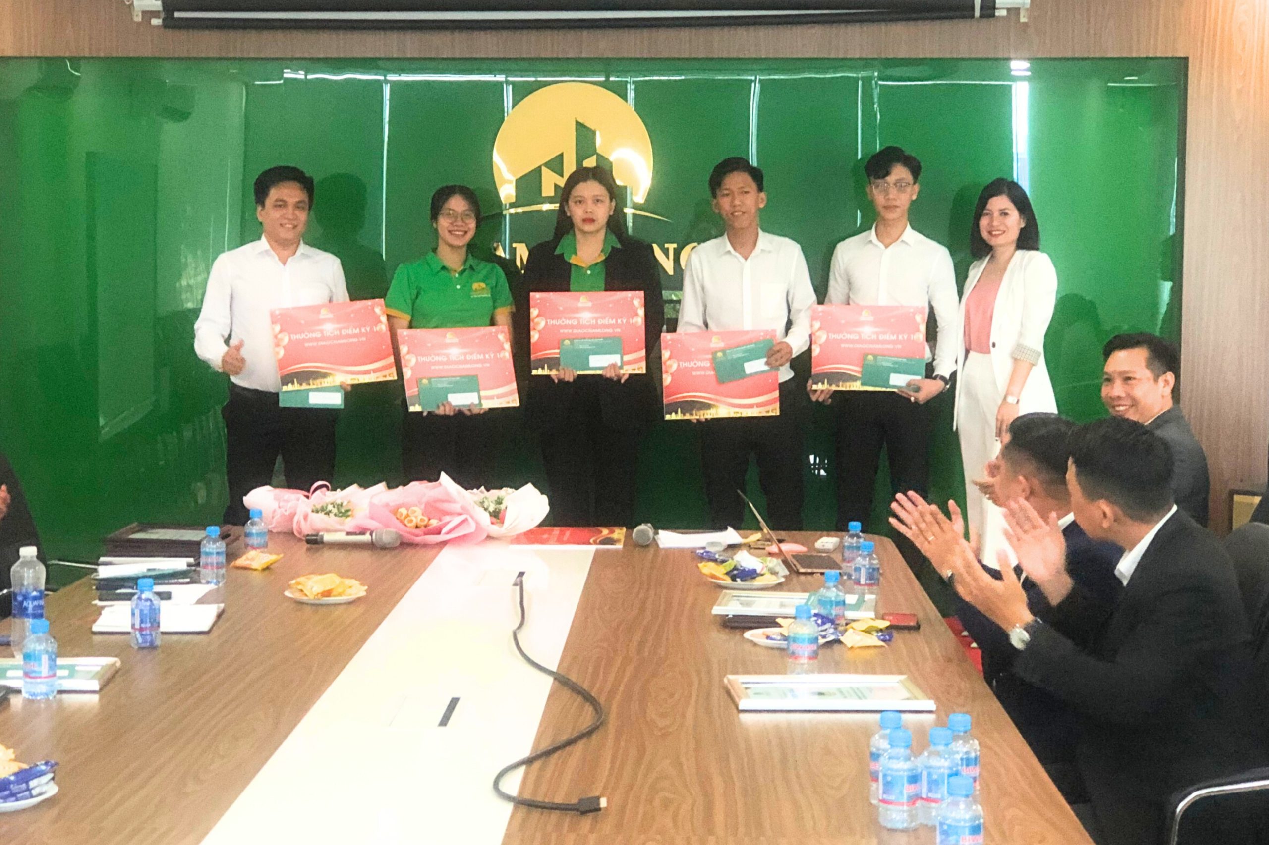 Bà Lê Thị Linh - GĐKD trao giải thưởng cho các nhân viên có thành tích tích điểm cao nhất năm 2023