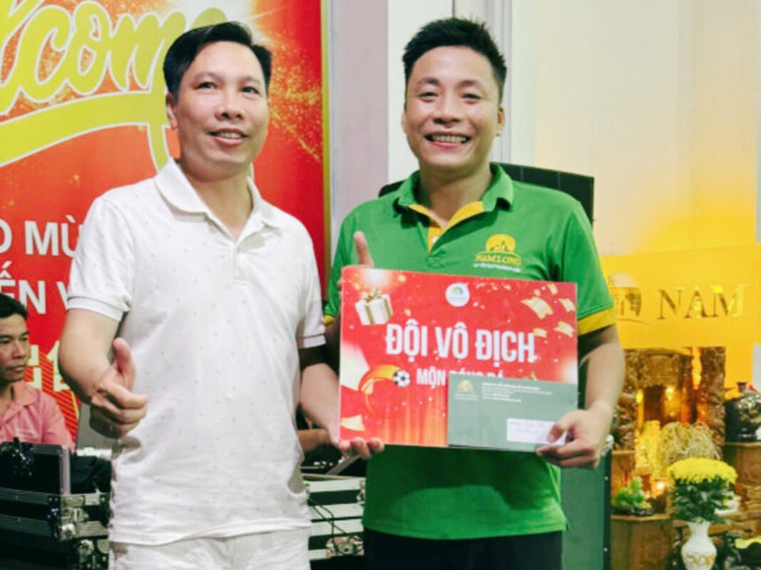 Ông Trần Thanh Sơn - TGĐ Trao giải thưởng cho đội Vô địch môn bóng đá Nam