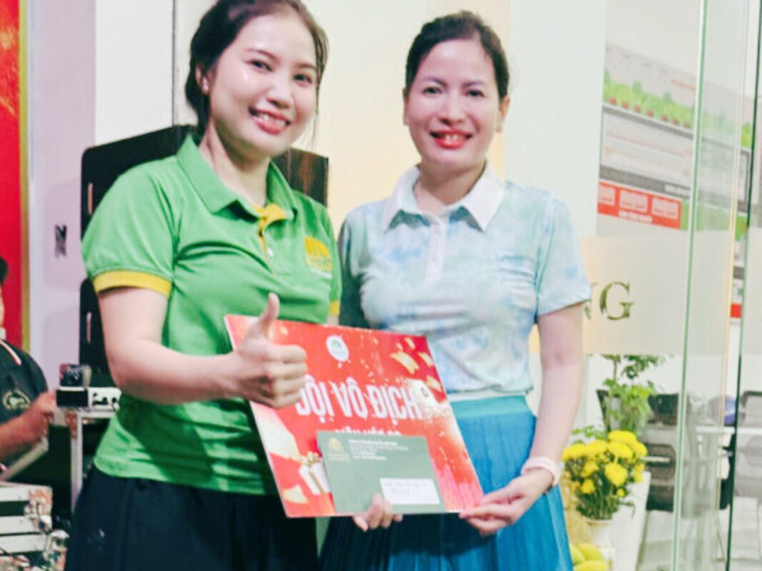 Bà Lê Thị Linh - GĐ Kinh doanh Trao giải thưởng cho đội Vô địch môn kéo co